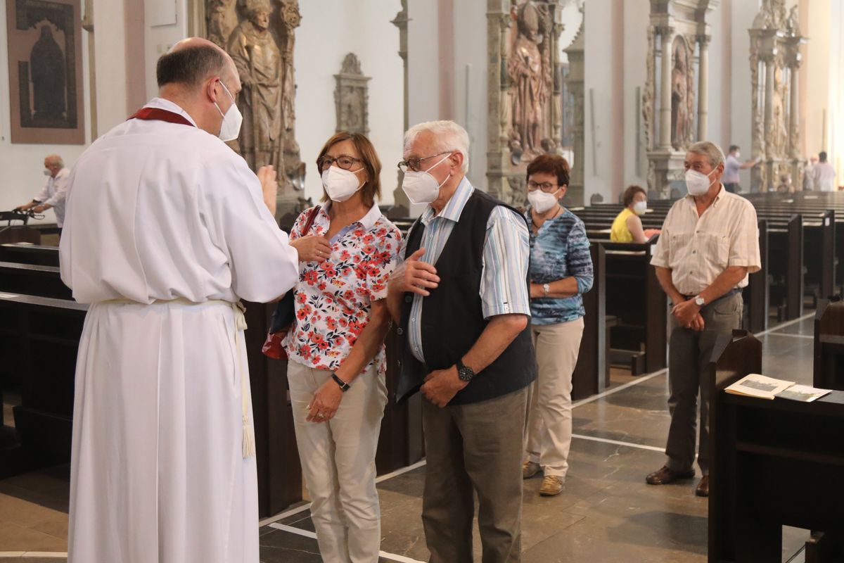2621/0625 Gottesdienst für Ehejubilare mit Weihbischof Ulrich Boom am 29. Juni 2021_28067 Weihbischof Ulrich Boom feierte am Dienstagnachmittag, 29. Juni, einen Gottesdienst für Ehepaare, die 2020 oder 2021 ihr goldenes, diamantenes oder eisernes Ehejubiläum hatten. Im Anschluss konnten sich die Paare segnen lassen.