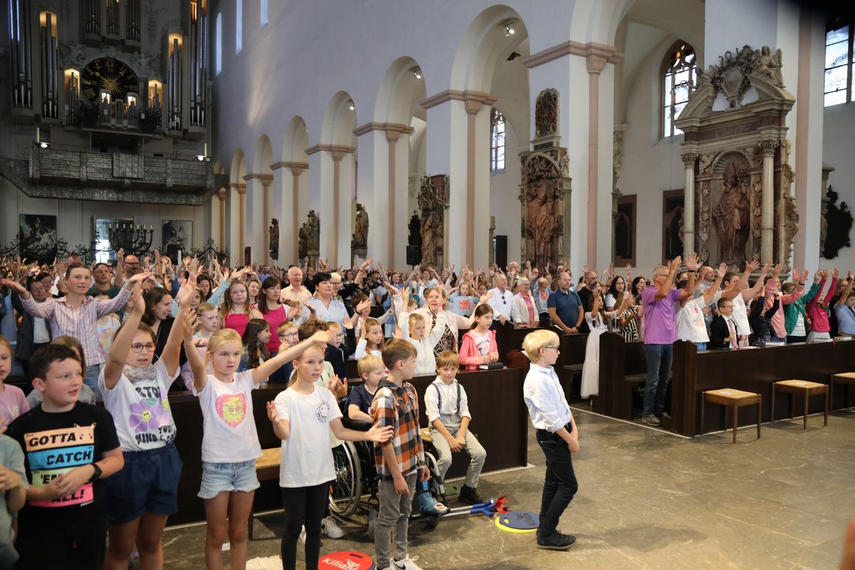 Mit rund 1300 Kommunionkindern und ihren Begleitern hat Weihbischof Paul Reder am Montag, 8. Juli, einen Gottesdienst im Kiliansdom gefeiert.