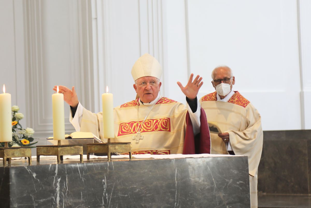 	 Weihbischof Ulrich Boom feierte am Mittwochnachmittag, 30. Juni, einen Gottesdienst für Ehepaare, die 2020 oder 2021 ihr goldenes, diamantenes oder eisernes Ehejubiläum hatten. Im Anschluss konnten sich die Paare segnen lassen.
