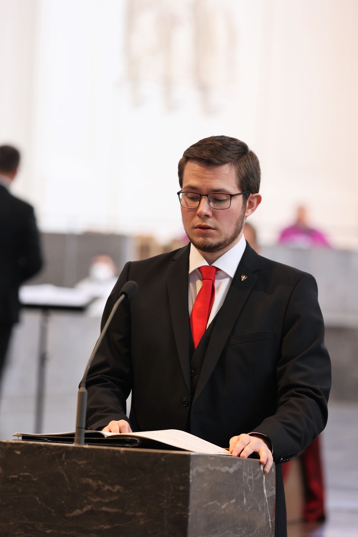 Bischof Dr. Franz Jung hat am Karfreitag, 15. April, die Liturgie vom Leiden und Sterben Jesu im Kiliansdom gefeiert. Bischof Dr. Franz Jung hat am Karfreitag, 15. April, die Liturgie vom Leiden und Sterben Jesu im Kiliansdom gefeiert.