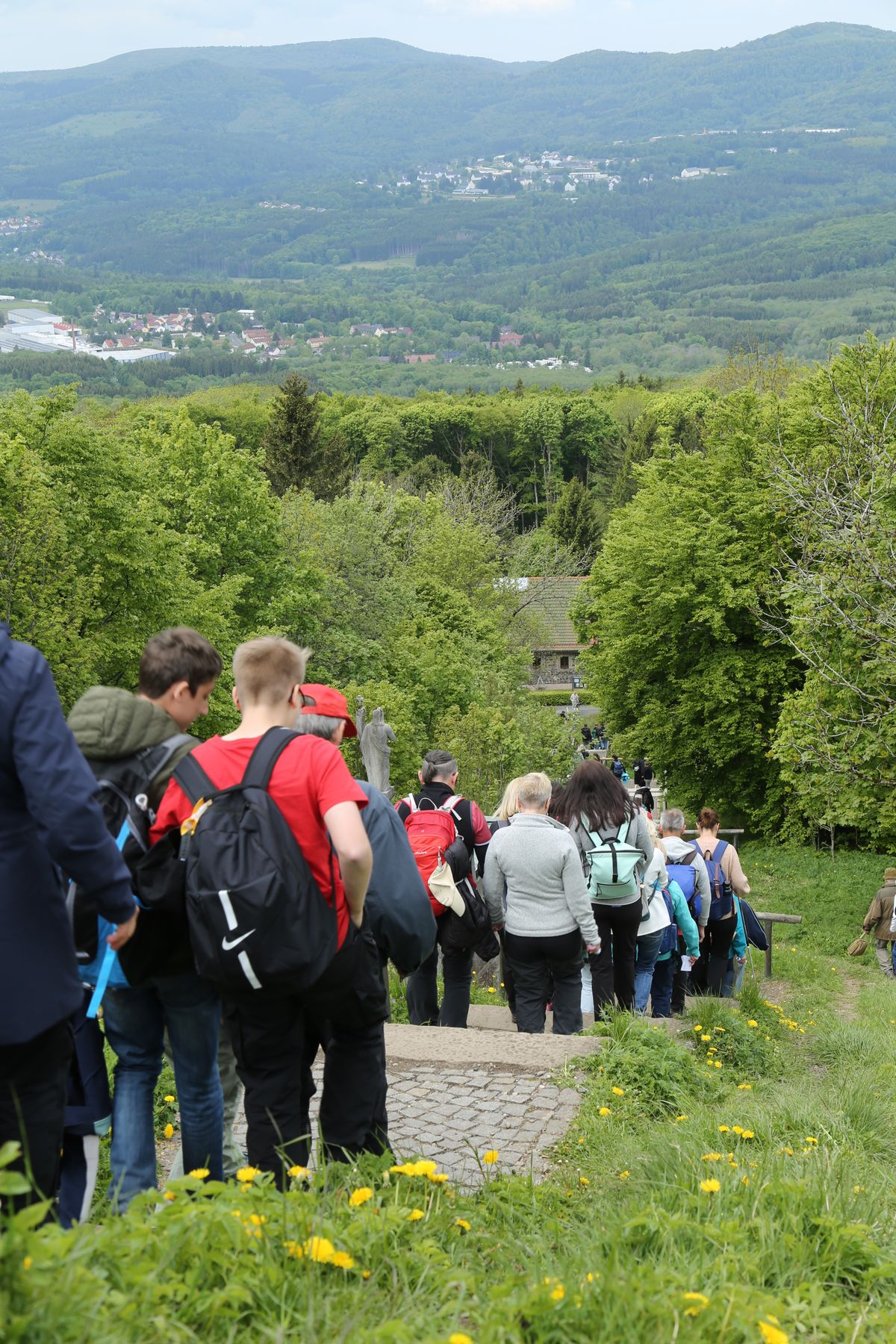 Fast 400 Gläubige haben an der Ökumenischen Kreuzbergwallfahrt mit Bischof Jung und Regionalbischöfin Bornowski teilgenommen.  Fast 400 Gläubige haben an der Ökumenischen Kreuzbergwallfahrt mit Bischof Jung und Regionalbischöfin Bornowski teilgenommen.