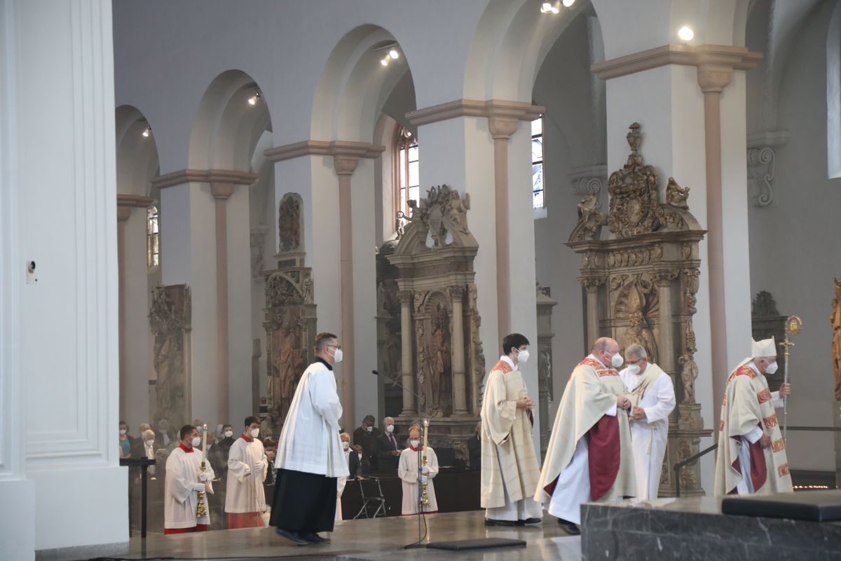 2621/0609 Ehejubilare Weihbischof Boom_27465 Weihbischof Boom und weiteren Priester und Diakone weihen Ehejubilare, die ihr goldenes, diamantenes oder eisernes Ehejubiläum feiern.