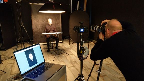 Bischof Dr. Franz Jung beim Photoshooting für das Projekt "mynewface". Das Projekt sammelt Spenden für die Würzburger Kindertafel. Bischof Dr. Franz Jung beim Photoshooting für das Projekt "mynewface". Das Projekt sammelt Spenden für die Würzburger Kindertafel.