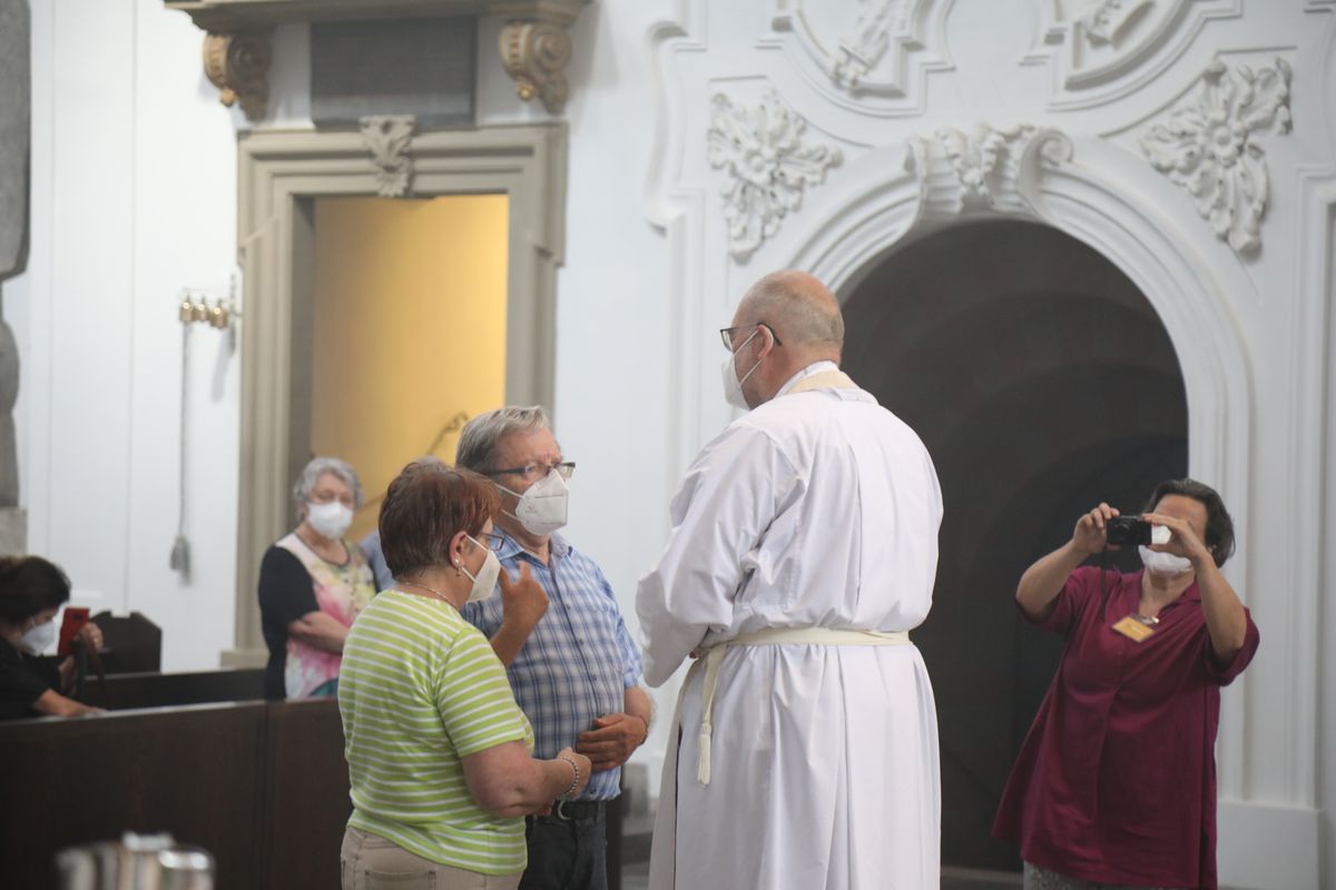 2621/0622 - Ehejubilare Gold mit Weihbischof Ulrich Boom_27874 Weihbischof Ulrich Boom feierte am Montagnachmittag, 26. Juni, einen Gottesdienst für Ehepaare, die 2020 oder 2021 ihr goldenes, diamantenes oder eisernes Ehejubiläum hatten. Im Anschluss konnten sich die Paare segnen lassen.