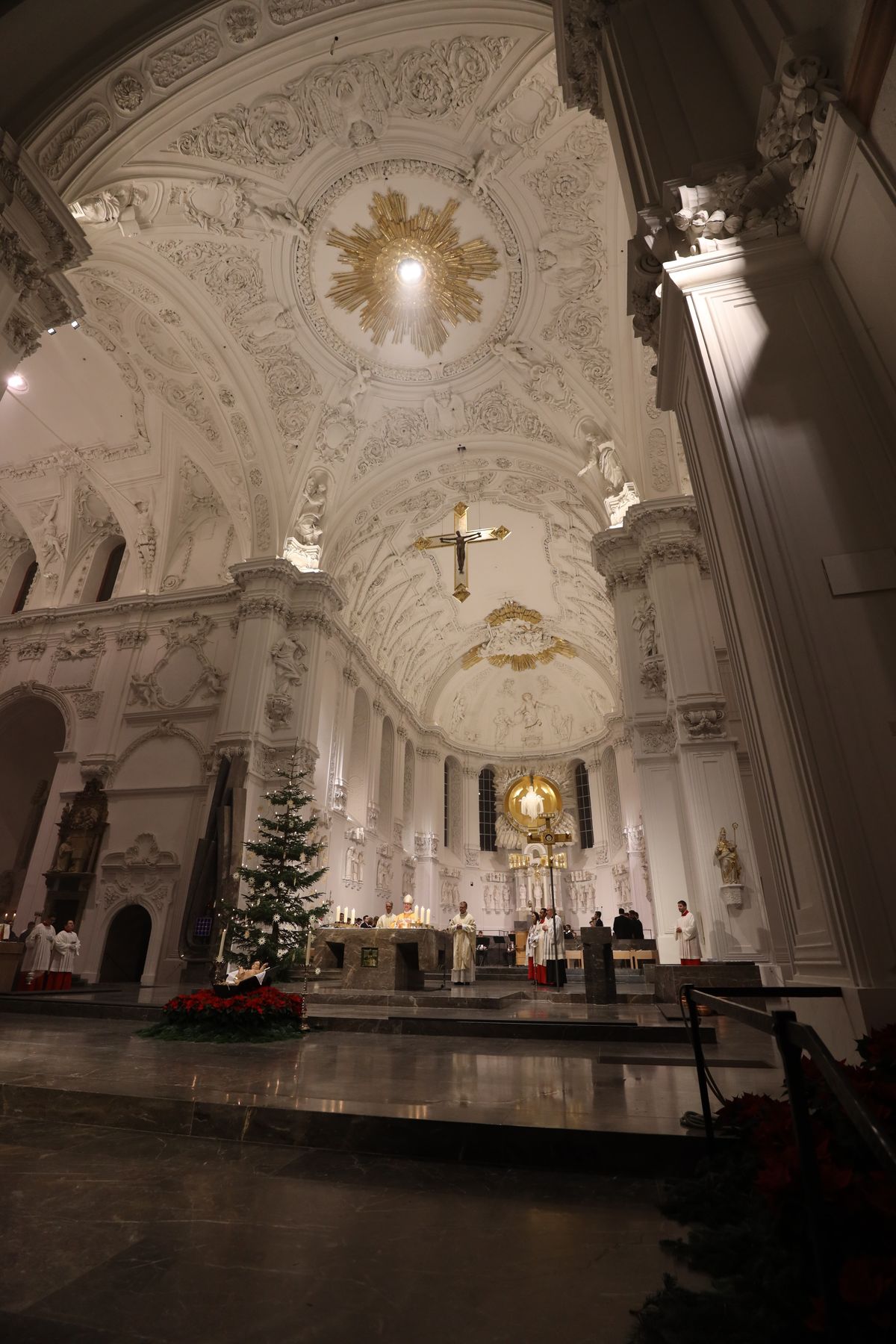 Bischof Dr. Franz Jung feierte an Heiligabend, 24. Dezember, im Würzburger Kiliansdom mit den Gläubigen die Christmette. Bischof Dr. Franz Jung feierte an Heiligabend, 24. Dezember, im Würzburger Kiliansdom mit den Gläubigen die Christmette.