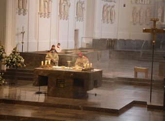 Mit rund 100 Ehepaaren aus der ganzen Diözese hat Bischof Dr. Franz Jung am Montagabend, 28. Juni, einen Gottesdienst im Würzburger Kiliansdom gefeiert. Eingeladen waren Ehejubilare, die in den Jahren 2020 und 2021 ihr silbernes Ehejubiläum feiern. Nach dem Gottesdienst ließen sich die Ehepartner von Bischof Jung und weiteren Priestern und Diakonen mit Abstand segnen.