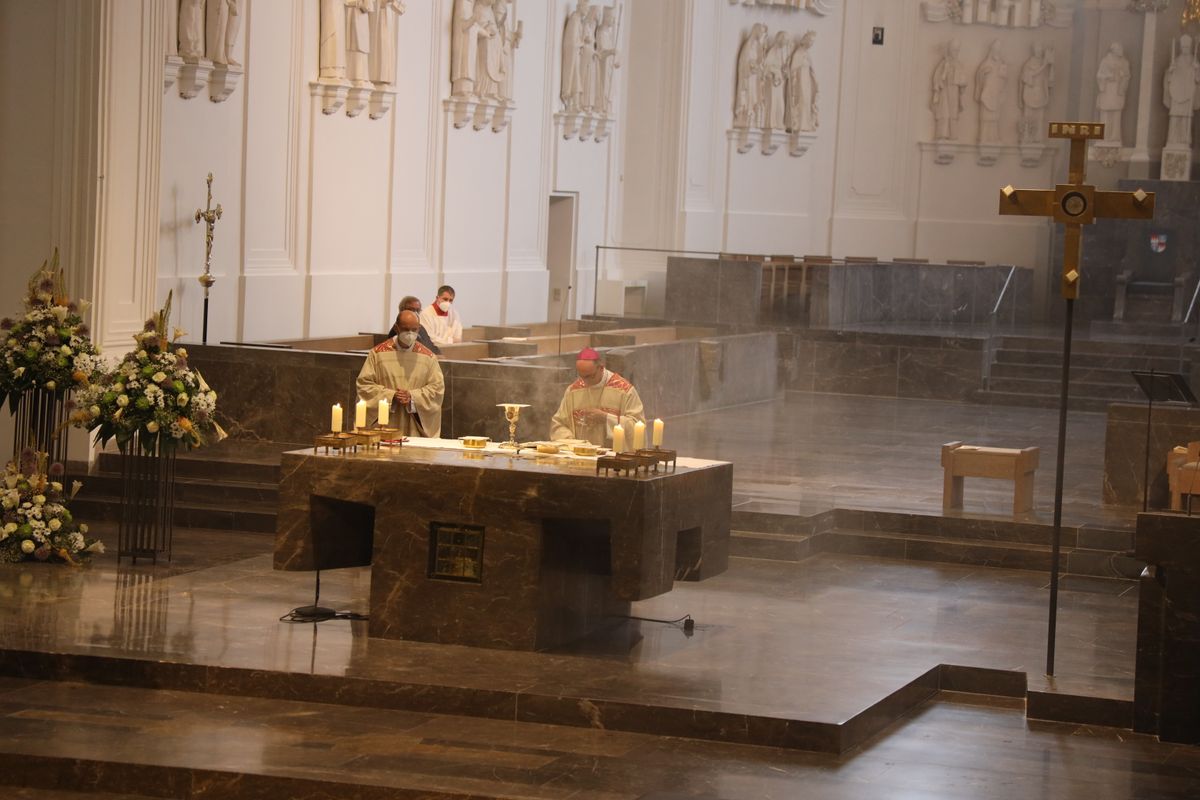 2621/0619 Ehejubilare Bischof 28. Juni Abend_27942 Mit rund 100 Ehepaaren aus der ganzen Diözese hat Bischof Dr. Franz Jung am Montagabend, 28. Juni, einen Gottesdienst im Würzburger Kiliansdom gefeiert. Eingeladen waren Ehejubilare, die in den Jahren 2020 und 2021 ihr silbernes Ehejubiläum feiern. Nach dem Gottesdienst ließen sich die Ehepartner von Bischof Jung und weiteren Priestern und Diakonen mit Abstand segnen.