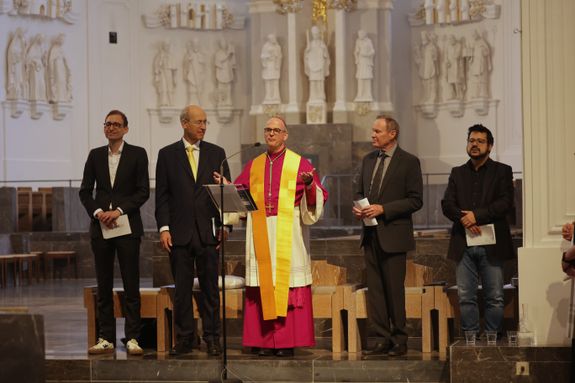 Mit einem ökumenischen Dankgottesdienst im Würzburger Kiliansdom hat der Fernsehsender Bibel TV am Samstag, 27. September, sein 23. Jubiläum gefeiert. Die Feier wurde bundesweit ausgestrahlt. Bischof Dr. Franz Jung (Mitte) begrüßte die Gläubigen im  Mit einem ökumenischen Dankgottesdienst im Würzburger Kiliansdom hat der Fernsehsender Bibel TV am Samstag, 27. September, sein 23. Jubiläum gefeiert. Die Feier wurde bundesweit ausgestrahlt. Bischof Dr. Franz Jung (Mitte) begrüßte die Gläubigen im Kiliansdom. Von links: Bibel TV-Geschäftsführer Matthias Brender, Bibel TV-Initiator Norman Rentrop, Pastor Bayless Conly und sein Dolmetscher.