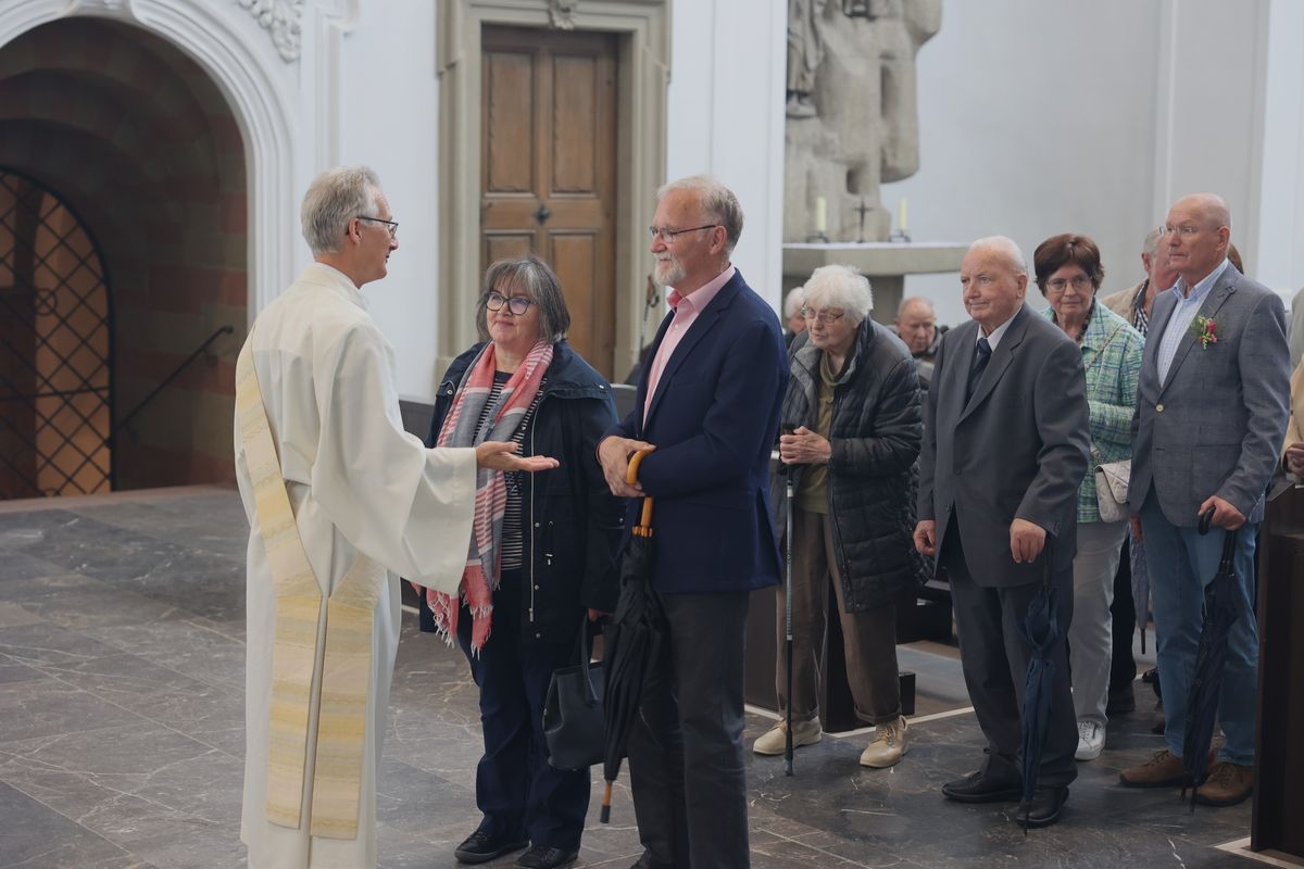 Seelsorgerinnen und Seelsorger spendeten nach dem Gottesdienst den Jubelpaaren individuell den Segen. 