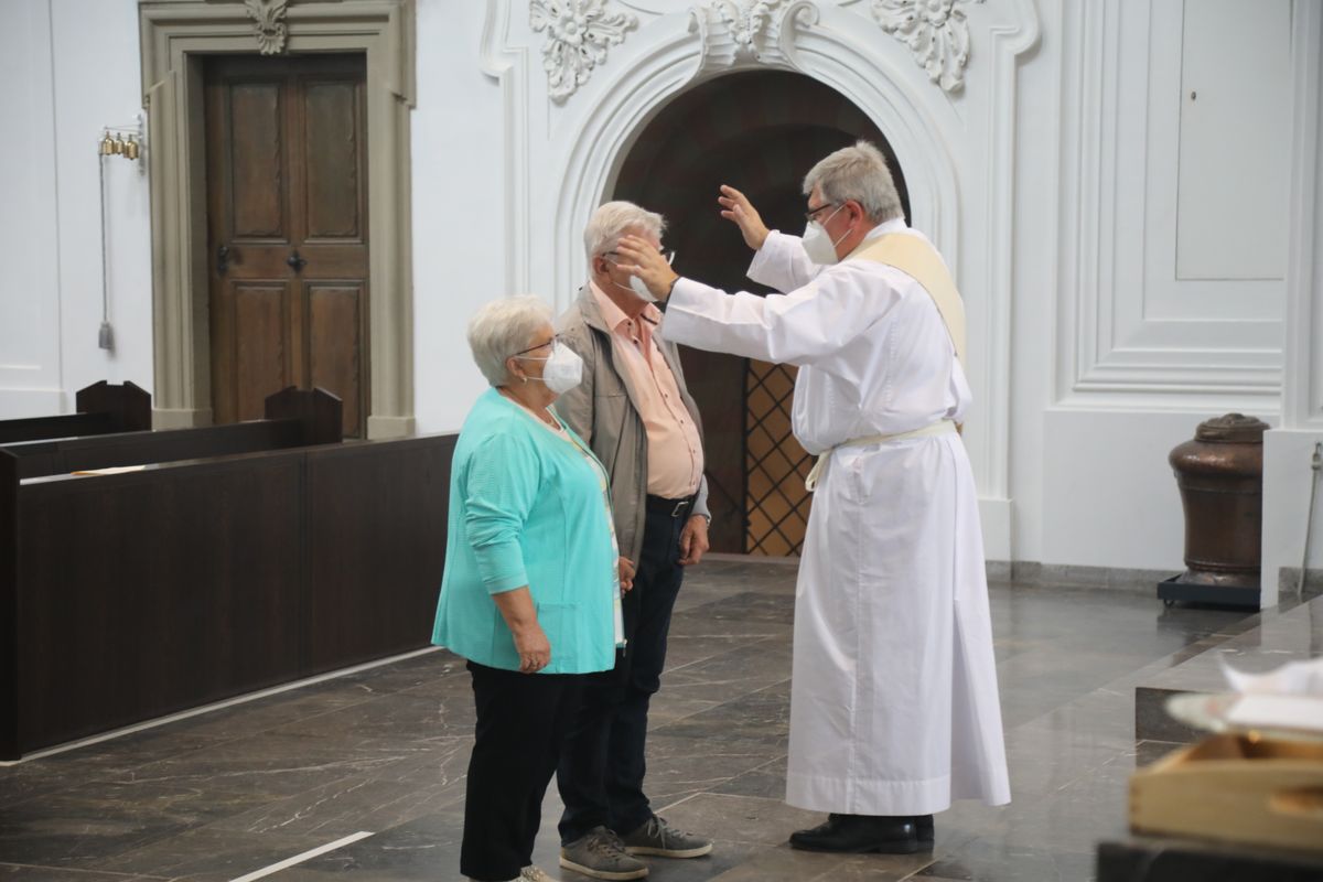 2621/0609 Ehejubilare Weihbischof Boom_27509 Weihbischof Boom und weiteren Priester und Diakone weihen Ehejubilare, die ihr goldenes, diamantenes oder eisernes Ehejubiläum feiern.