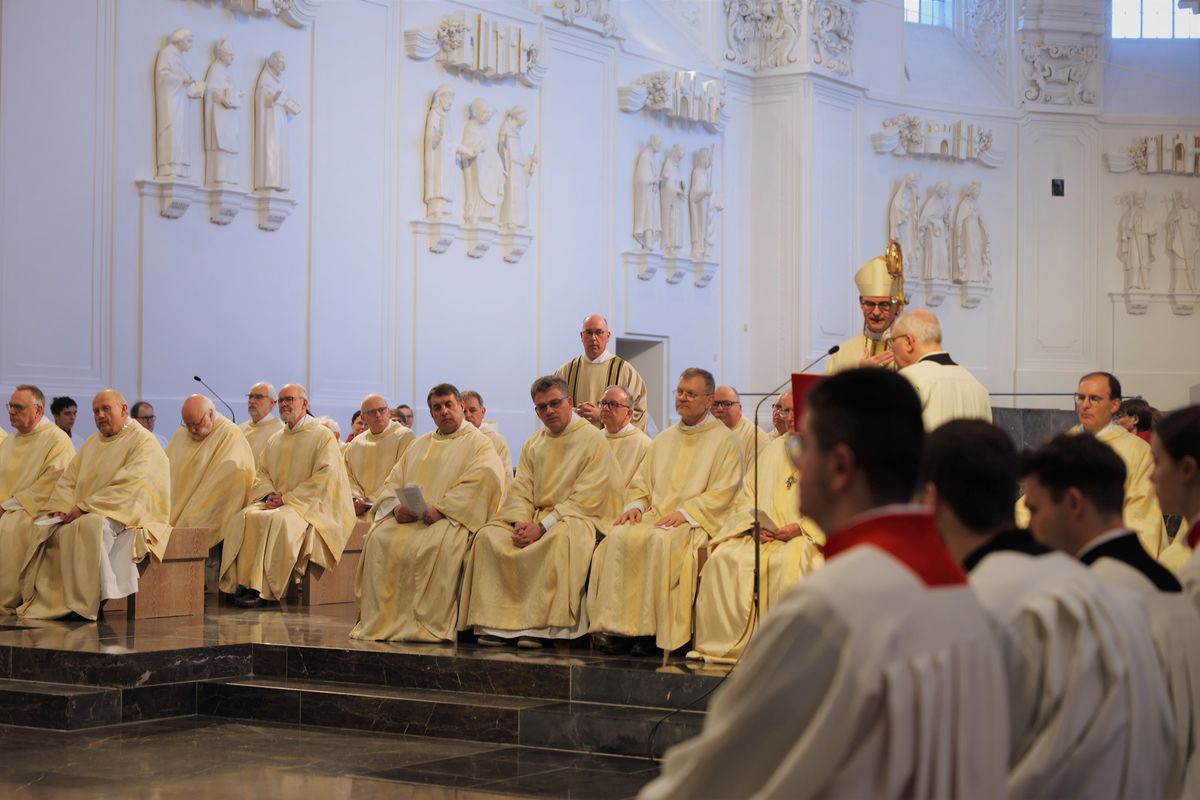 Bischof Dr. Franz Jung hat am Montagabend, 25. März, im Würzburger Kiliansdom die Heiligen Öle für alle 43 Pastoralen Räume im Bistum Würzburg  geweiht.