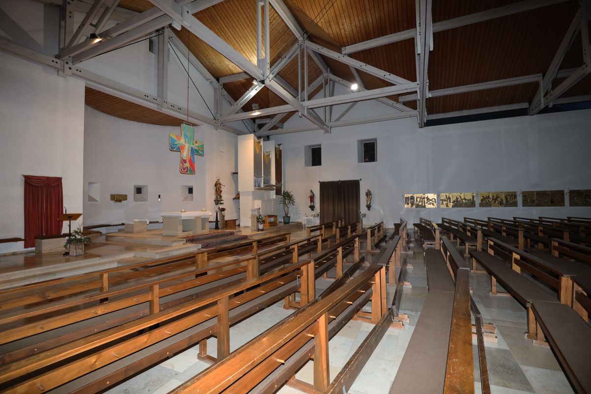 Seitlicher Blick in den Kirchenraum.  Seitlicher Blick in den Kirchenraum.