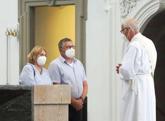 Bischof em. Dr. Friedhelm Hofmann feierte am Mittwochvormittag, 23. Juni, im Kiliansdom einen Pontifikalgottesdienst für Ehejubilare, die in den Jahren 2020 und 2021 auf 50, 60 oder 65 gemeinsame Jahre zurückblicken.