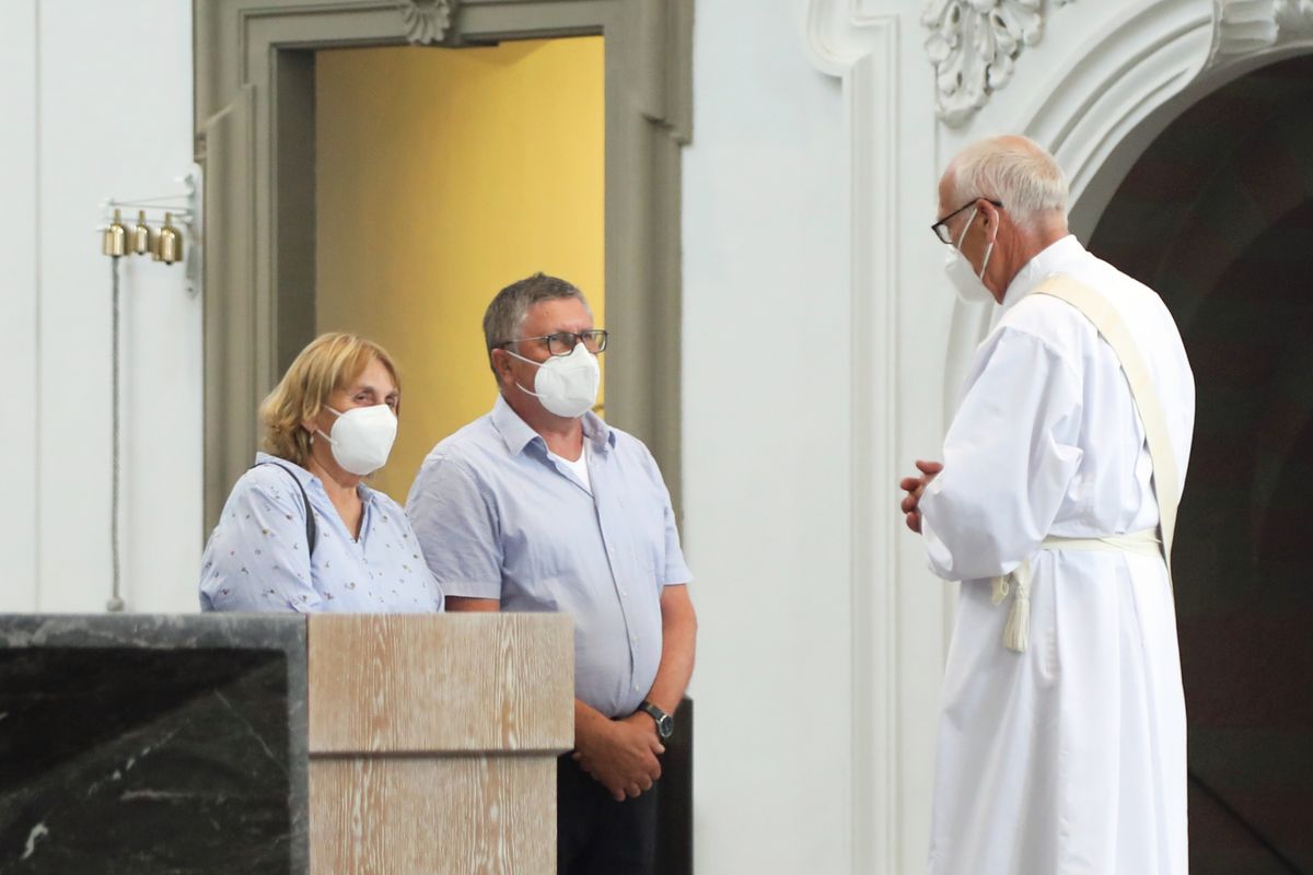 Bischof em. Dr. Friedhelm Hofmann feierte am Mittwochvormittag, 23. Juni, im Kiliansdom einen Pontifikalgottesdienst für Ehejubilare, die in den Jahren 2020 und 2021 auf 50, 60 oder 65 gemeinsame Jahre zurückblicken. Bischof em. Dr. Friedhelm Hofmann feierte am Mittwochvormittag, 23. Juni, im Kiliansdom einen Pontifikalgottesdienst für Ehejubilare, die in den Jahren 2020 und 2021 auf 50, 60 oder 65 gemeinsame Jahre zurückblicken.