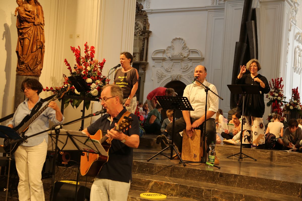 Über 1400 Kinder und ihre Begleiter sind am Montagvormittag, 7. Juli 2025, zum Gottesdienst für Erstkommunionkinder mit Bischof Dr. Franz Jung in den Würzburger Kiliansdom gekommen. 