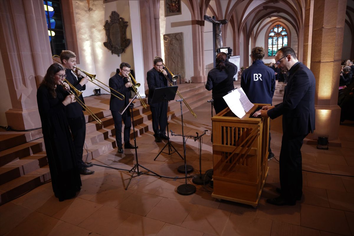 Bischof Dr. Franz Jung feierte zum Aschermittwoch der Künstler einen Gottesdienst in der Sepultur des Würzburger Kiliansdoms. Das Bayerische Fernsehen übertrug die Feier live.