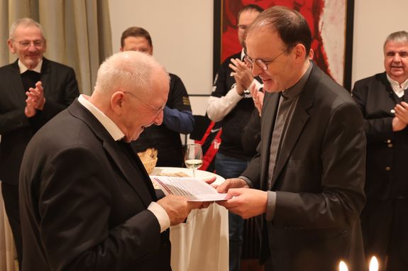 Dompropst Weihbischof Paul Reder (rechts) überreichte seinem Vorgänger als Zeichen des Dankes einen Gutschein für einen besonderen Ausflug nach München.  Dompropst Weihbischof Paul Reder (rechts) überreichte seinem Vorgänger als Zeichen des Dankes einen Gutschein für einen besonderen Ausflug nach München.