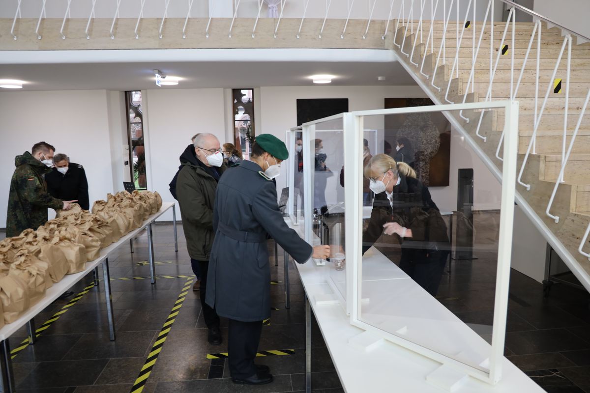 Weil coronabedingt kein Empfang möglich war, erhielten die Soldatinnen und Soldaten nach dem Gottesdienst ein Lunchpaket und Kaffee zum Mitnehmen im Burkardushaus.