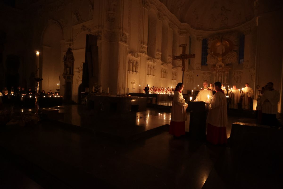 Bischof Dr. Franz Jung feierte am Samstag, 19. April, im Würzburger Kiliansdom die Osternacht. 