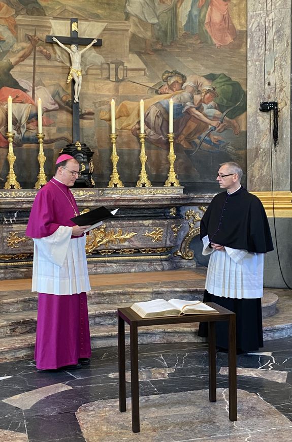 Dompropst Weihbischof Paul Reder (links) hat Subregens Dr. Christian Lutz am Sonntag, 26. Oktober, in der Schönbornkapelle des Kiliansdoms als Domvikar eingeführt. 