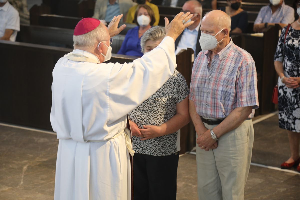 2621/0622 - Ehejubilare Gold mit Weihbischof Ulrich Boom_27910 Weihbischof Ulrich Boom feierte am Montagnachmittag, 26. Juni, einen Gottesdienst für Ehepaare, die 2020 oder 2021 ihr goldenes, diamantenes oder eisernes Ehejubiläum hatten. Im Anschluss konnten sich die Paare segnen lassen.