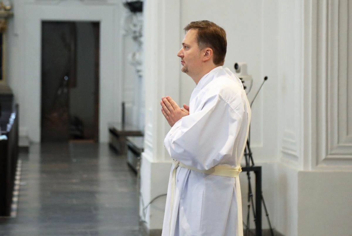 Bei einem Pontifikalgottesdienst am Samstag, 17. Oktober, hat Weihbischof Ulrich Boom im Würzburger Kiliansdom Uwe Becker zum Ständigen Diakon geweiht.