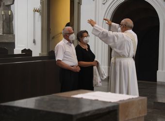 Mit rund 110 Ehepaaren aus der ganzen Diözese hat Weihbischof Ulrich Boom am Mittwochnachmittag, 23. Juni, einen Pontifikalgottesdienst gefeiert. Eingeladen waren Ehejubilare, die in den Jahren 2020 und 2021 auf 50, 60 oder 65 gemeinsame Jahre zurückblicken.