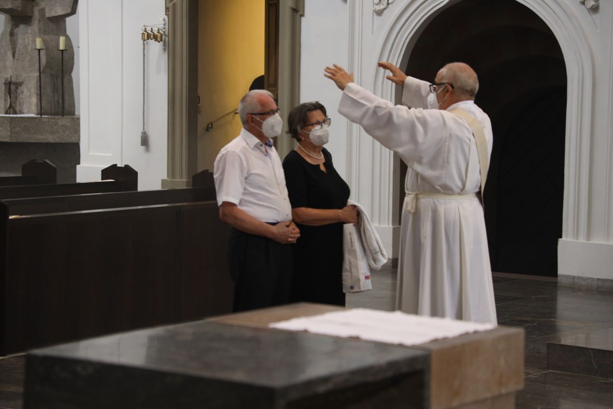 Mit rund 110 Ehepaaren aus der ganzen Diözese hat Weihbischof Ulrich Boom am Mittwochnachmittag, 23. Juni, einen Pontifikalgottesdienst gefeiert. Eingeladen waren Ehejubilare, die in den Jahren 2020 und 2021 auf 50, 60 oder 65 gemeinsame Jahre zurückblicken.