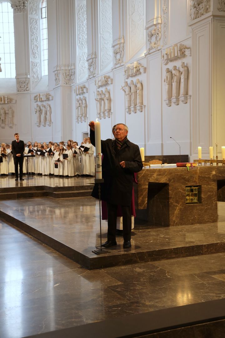 Karl-Peter Büttner nimmt als ZdK-Mitglied an den Sitzungen des Synodalen Wegs teil. Der langjähriger Vorsitzende des Diözesanrats der Katholiken im Bistum Würzburg entzündete im Gottesdienst die Kerze mit dem Signet des Synodalen Wegs. 