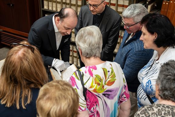 In der Universitätsbibliothek bekamen Bischof Dr. Franz Jung und eine Delegation aus Irland wertvolle Handschriften mit Irlandbezug von Einrichtungsleiter Dr. Hans-Günter Schmidt gezeigt. In der Universitätsbibliothek bekamen Bischof Dr. Franz Jung und eine Delegation aus Irland wertvolle Handschriften mit Irlandbezug von Einrichtungsleiter Dr. Hans-Günter Schmidt gezeigt.