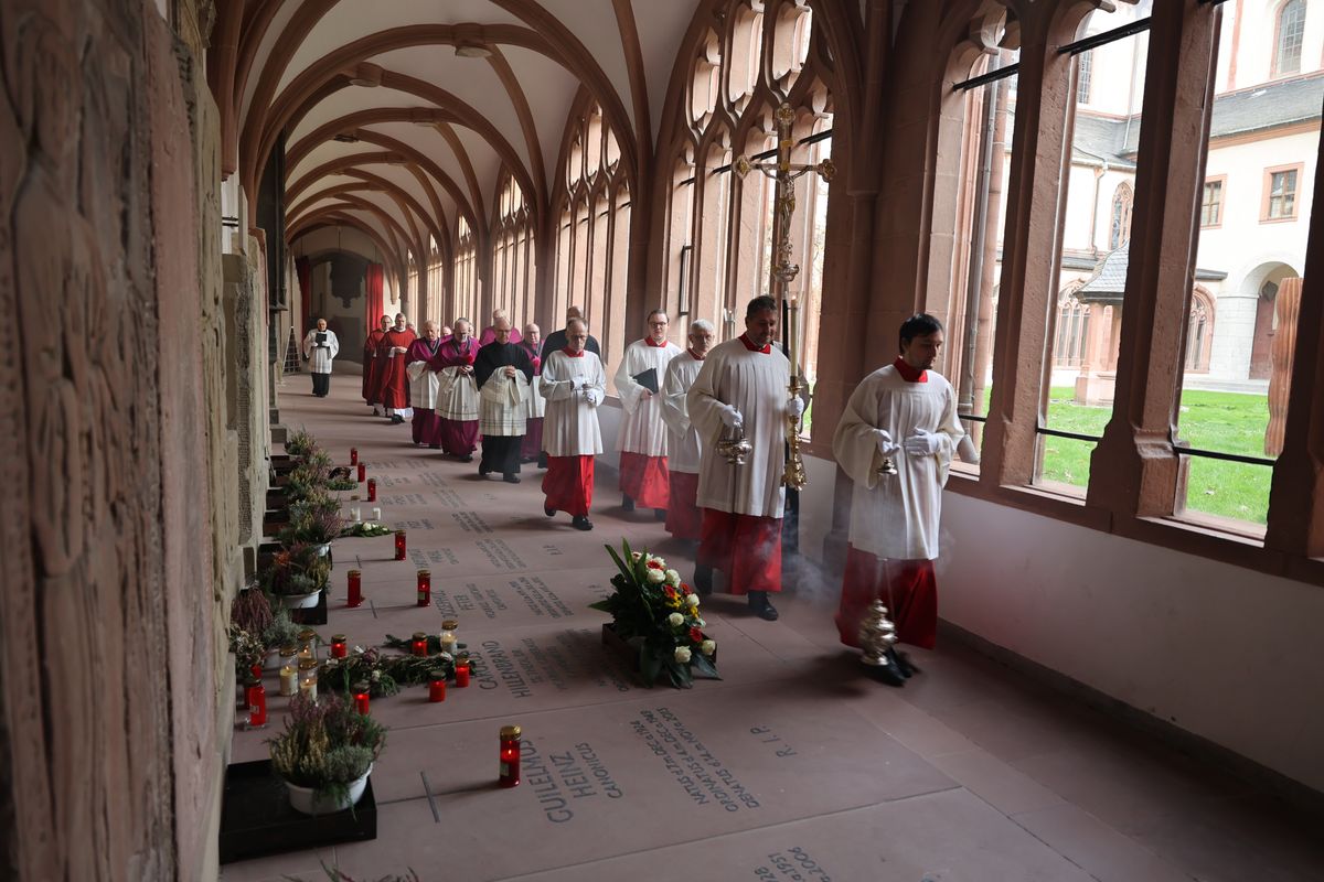 Einen Gottesdienst zum Gedenken an Generalvikar Dr. Karl Hillenbrand und Weihbischof em. Alfons Kempf hat Bischof Dr. Franz Jung am Freitag, 22. November, gefeiert. Anschließend segnete er die Gräber der beiden im Domkreuzgang und der Sepultur. Einen Gottesdienst zum Gedenken an Generalvikar Dr. Karl Hillenbrand und Weihbischof em. Alfons Kempf hat Bischof Dr. Franz Jung am Freitag, 22. November, gefeiert. Anschließend segnete er die Gräber der beiden im Domkreuzgang und der Sepultur.