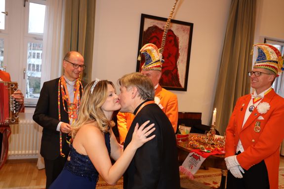 Britta I. übereichte den Orden an Ordinariatsrat Monsignore Dr. Matthias Türk. Britta I. übereichte den Orden an Ordinariatsrat Monsignore Dr. Matthias Türk.