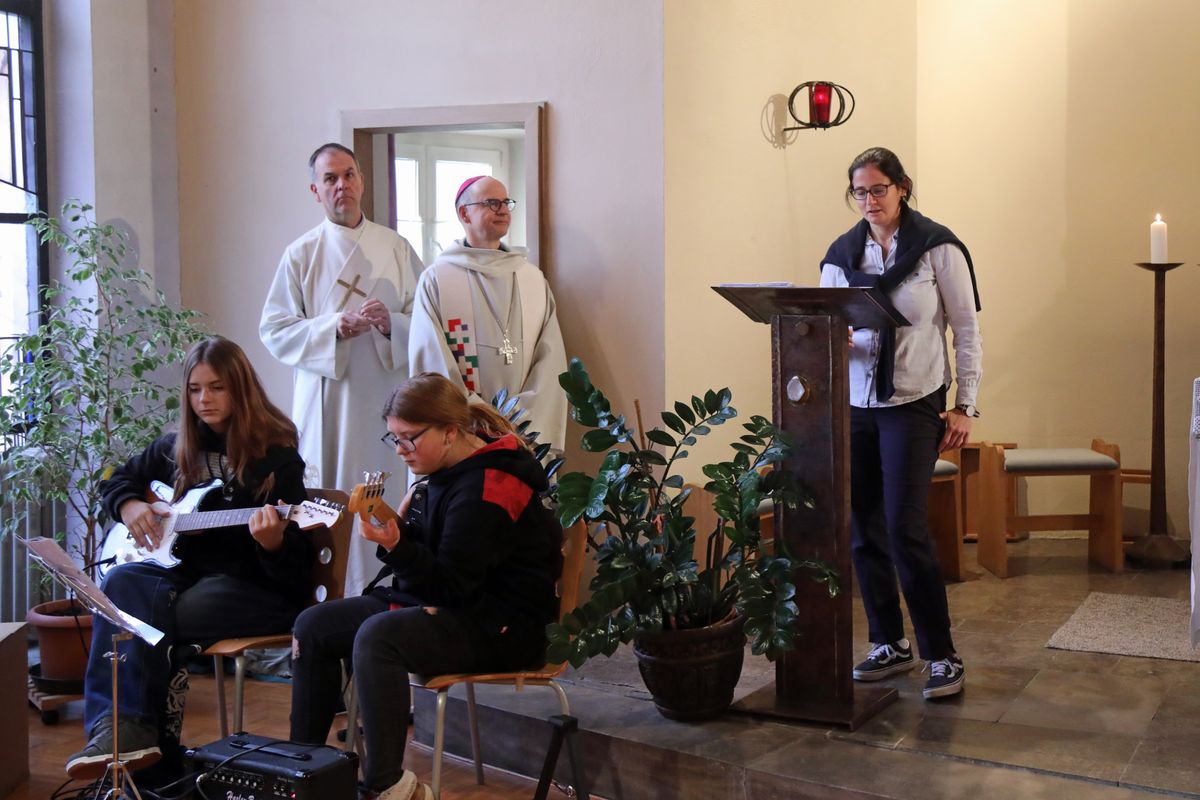 Stellvertretende Schulleiterin Hanna Lex (rechts) begrüßte Bischof Dr. Franz Jung zum Beginn der Morgenandacht in der Schulkapelle. Links Diakon Stephan Kleinhenz. Stellvertretende Schulleiterin Hanna Lex (rechts) begrüßte Bischof Dr. Franz Jung zum Beginn der Morgenandacht in der Schulkapelle. Links Diakon Stephan Kleinhenz.