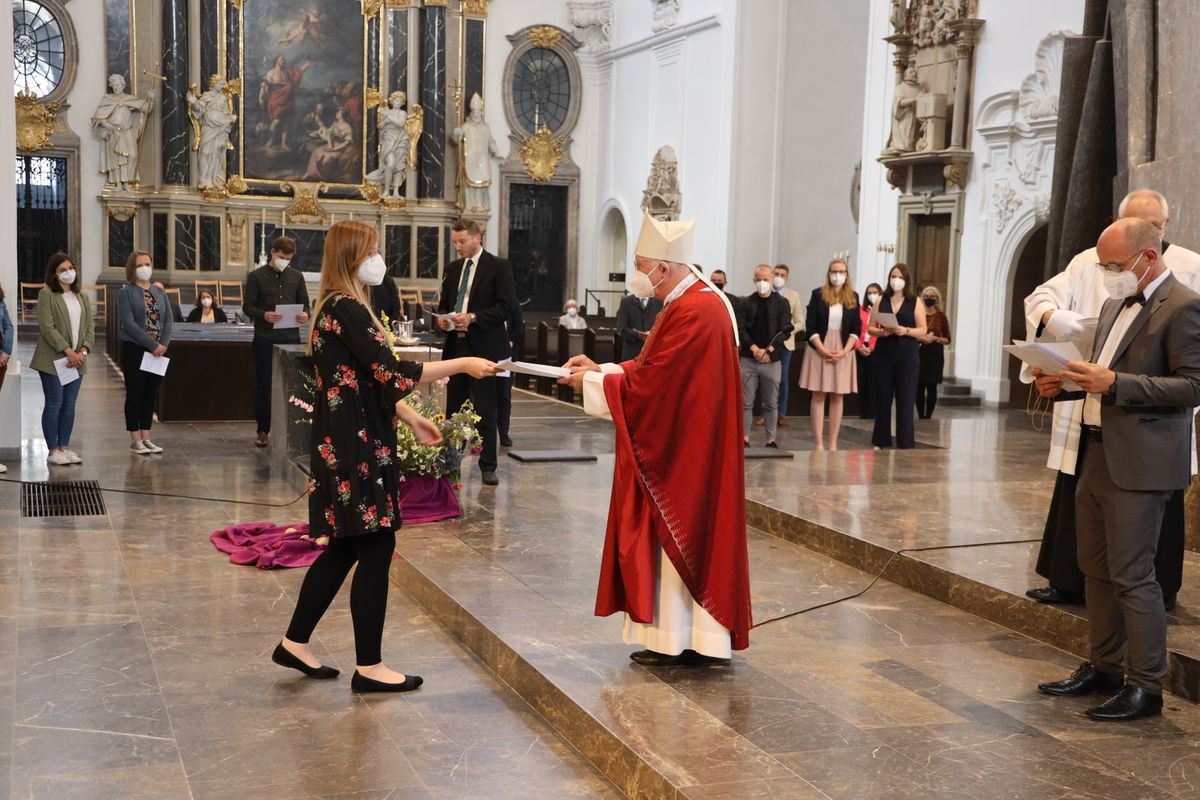 Weihbischof Ulrich Boom hat im Auftrag von Bischof Dr. Franz Jung 33 Frauen und sieben Männern am Freitagabend, 9. Juli, im Kiliansdom die Missio canonica verliehen.