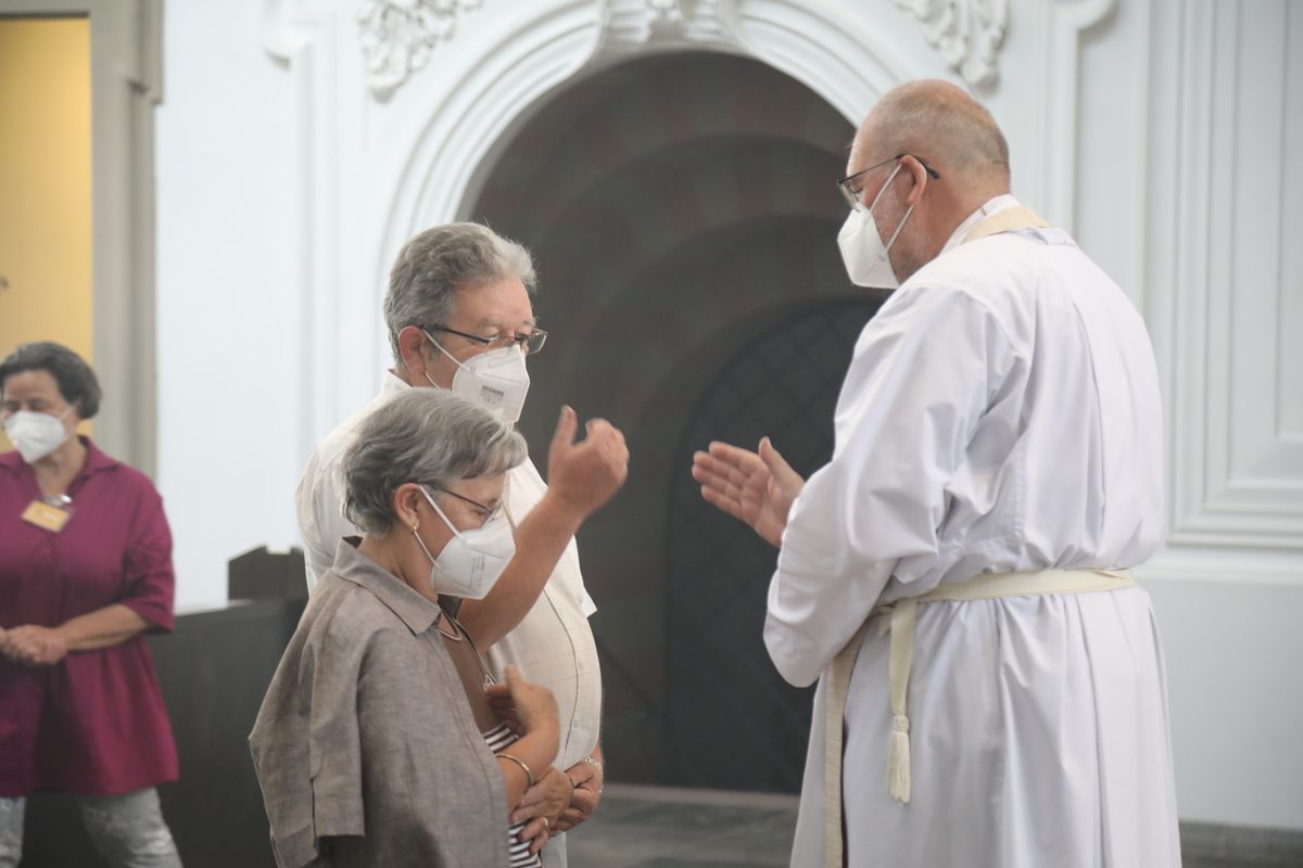 2621/0622 - Ehejubilare Gold mit Weihbischof Ulrich Boom_27906 Weihbischof Ulrich Boom feierte am Montagnachmittag, 26. Juni, einen Gottesdienst für Ehepaare, die 2020 oder 2021 ihr goldenes, diamantenes oder eisernes Ehejubiläum hatten. Im Anschluss konnten sich die Paare segnen lassen.