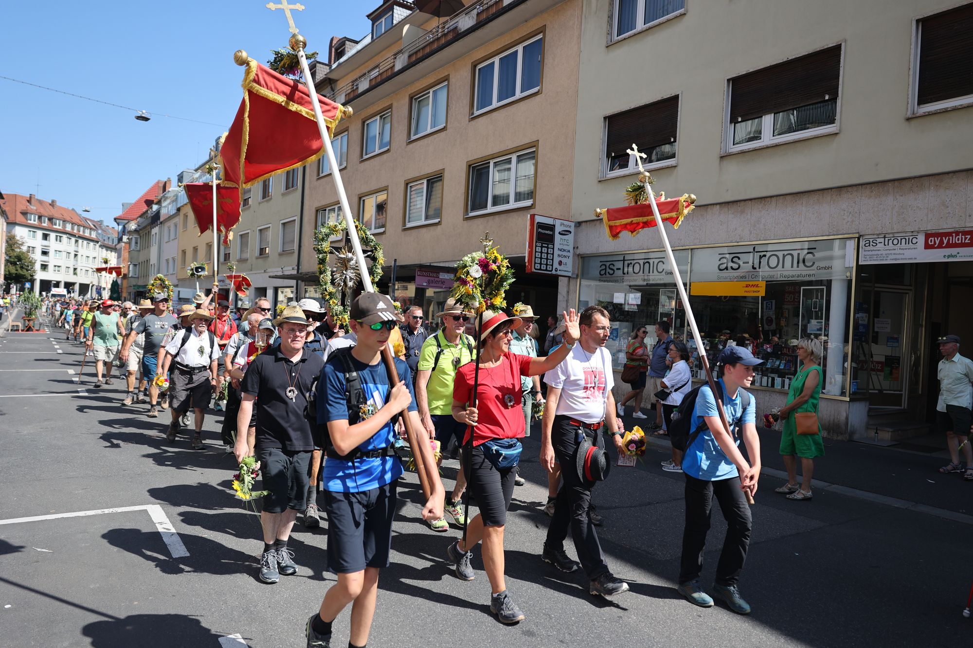 Um 14.30 Uhr betraten die ersten Kreuzbergwallfahrer die Würzburger Semmelstraße und wurden dort von Freunden und Verwandten herzlich begrüßt.