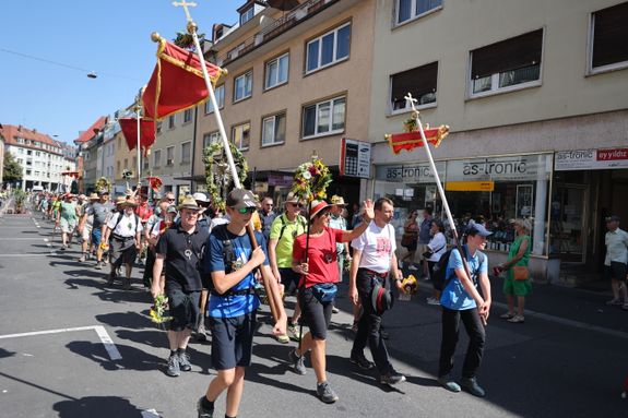 Um 14.30 Uhr betraten die ersten Kreuzbergwallfahrer die Würzburger Semmelstraße und wurden dort von Freunden und Verwandten herzlich begrüßt.