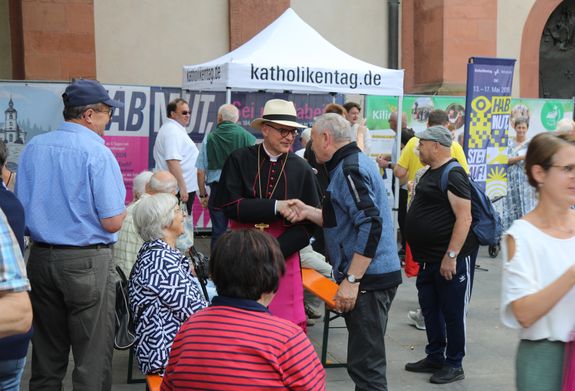 Bischof Dr. Franz Jung im Gespräch mit Wallfahrerinnen und Wallfahrern auf dem Kiliansplatz.