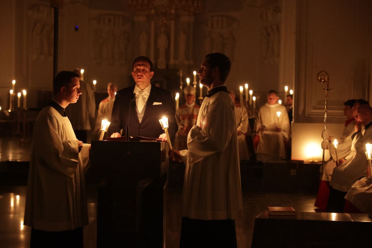 Bischof Dr. Franz Jung feierte am Samstag, 19. April, im Würzburger Kiliansdom die Osternacht. 