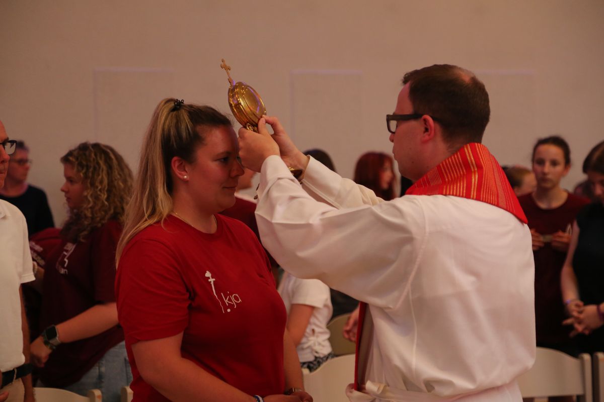 Am Tag der Jugend hat Weihbischof Paul Reder im Anschluss an ein buntes Workshop-Programm einen Kiliani-Gottesdienst mit den Jugendlichen im Kilianeum in Würzburg gefeiert.