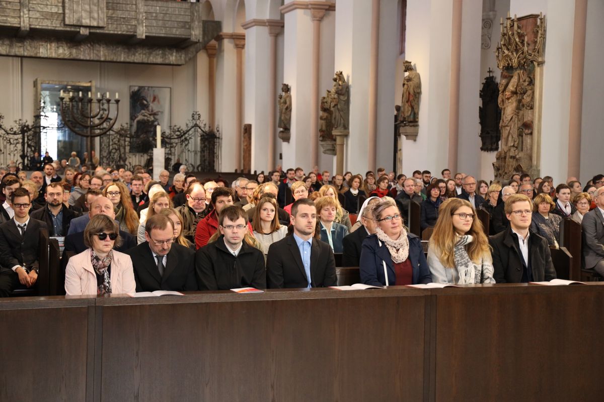 Bei einem feierlichen Gottesdienst im Würzburger Kiliansdom weihte Bischof Dr. Franz Jung Bertram Ziegler zum Diakon. Zahlreiche Verwandte, Freunde und Wegbegleiter des Priesterseminaristen nahmen an der Feier teil.