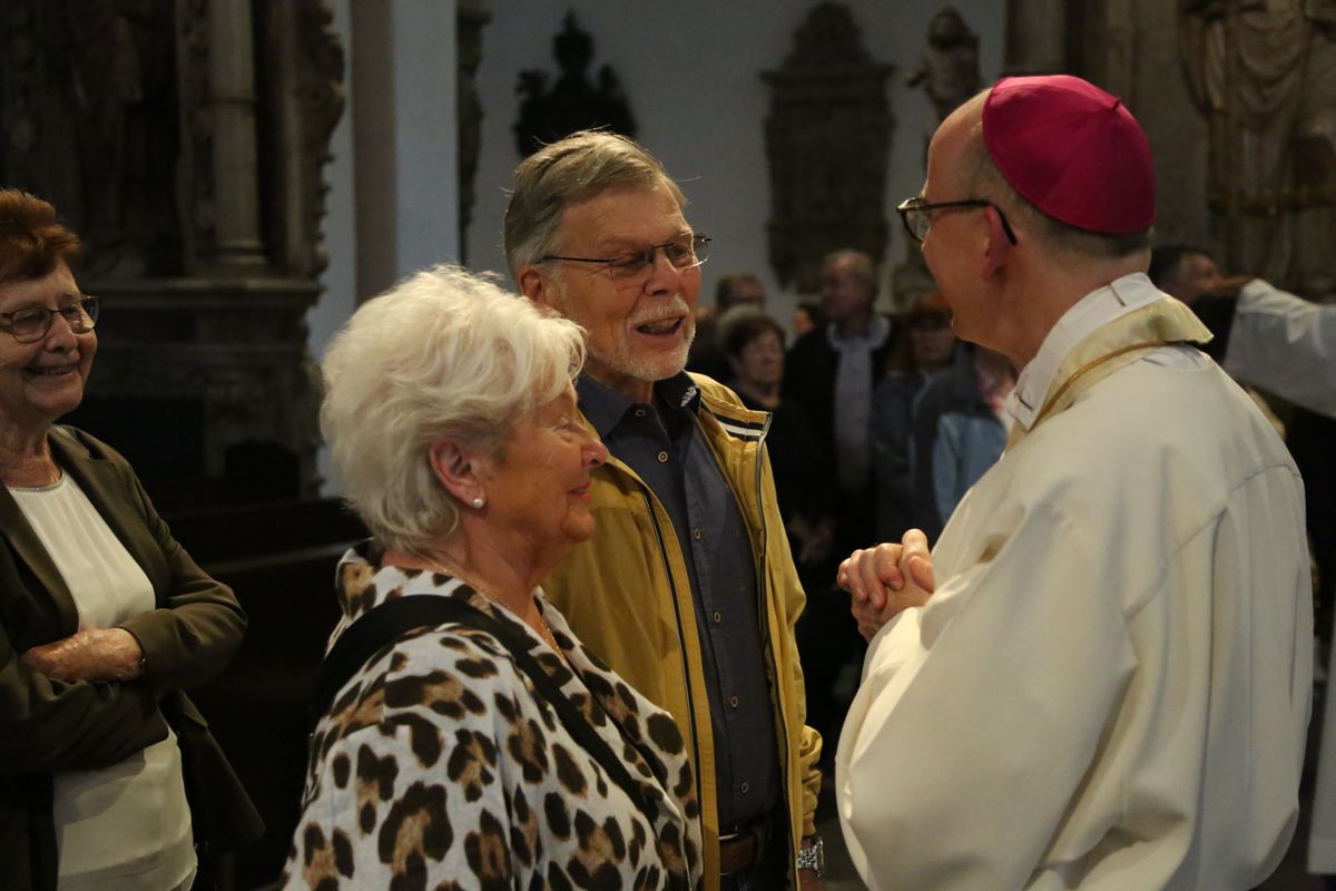 Bischof Dr. Franz Jung hat am Donnerstagnachmittag, 4. Juli, mit etwa 320 Paaren im Kiliansdom ihr goldenes oder diamantenes Ehejubiläum gefeiert.