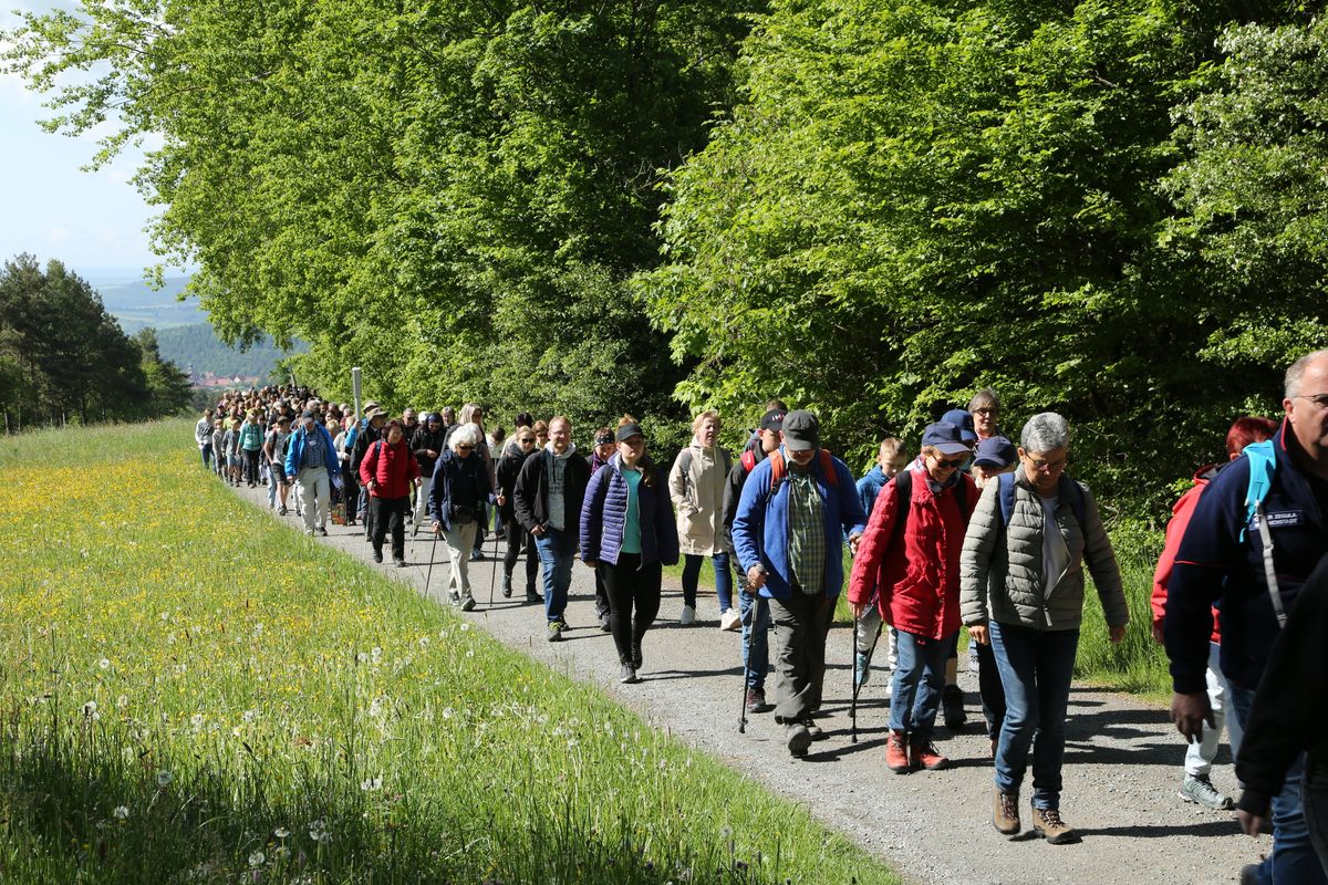 Fast 400 Gläubige haben an der Ökumenischen Kreuzbergwallfahrt mit Bischof Jung und Regionalbischöfin Bornowski teilgenommen.  Fast 400 Gläubige haben an der Ökumenischen Kreuzbergwallfahrt mit Bischof Jung und Regionalbischöfin Bornowski teilgenommen.