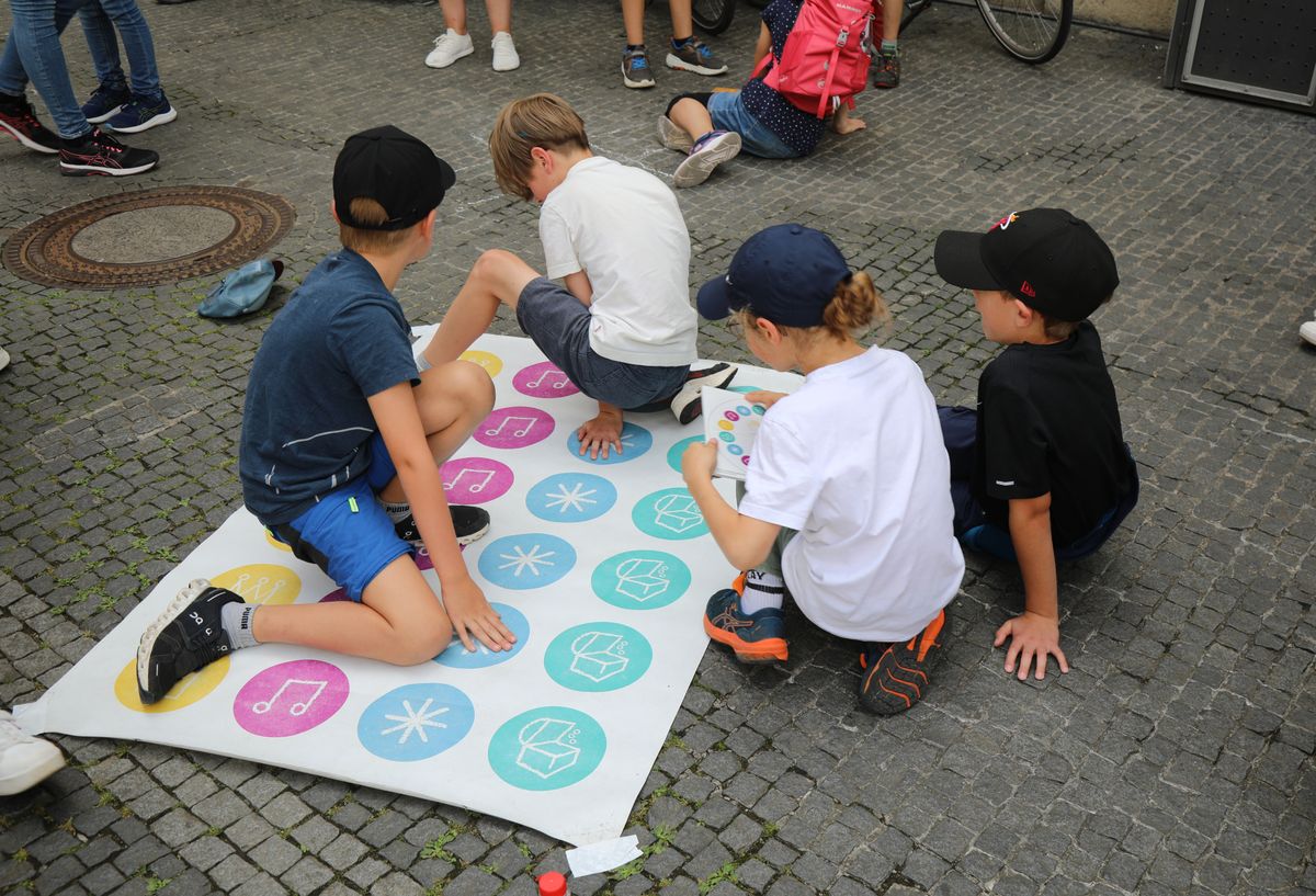 Mit rund 1300 Kommunionkindern und ihren Begleitern hat Weihbischof Paul Reder am Montag, 8. Juli, einen Gottesdienst im Kiliansdom gefeiert. nach dem Gottesdienst gab es Angebote für Spiele und Aktionen, beispielsweise auf dem Domvorplatz.