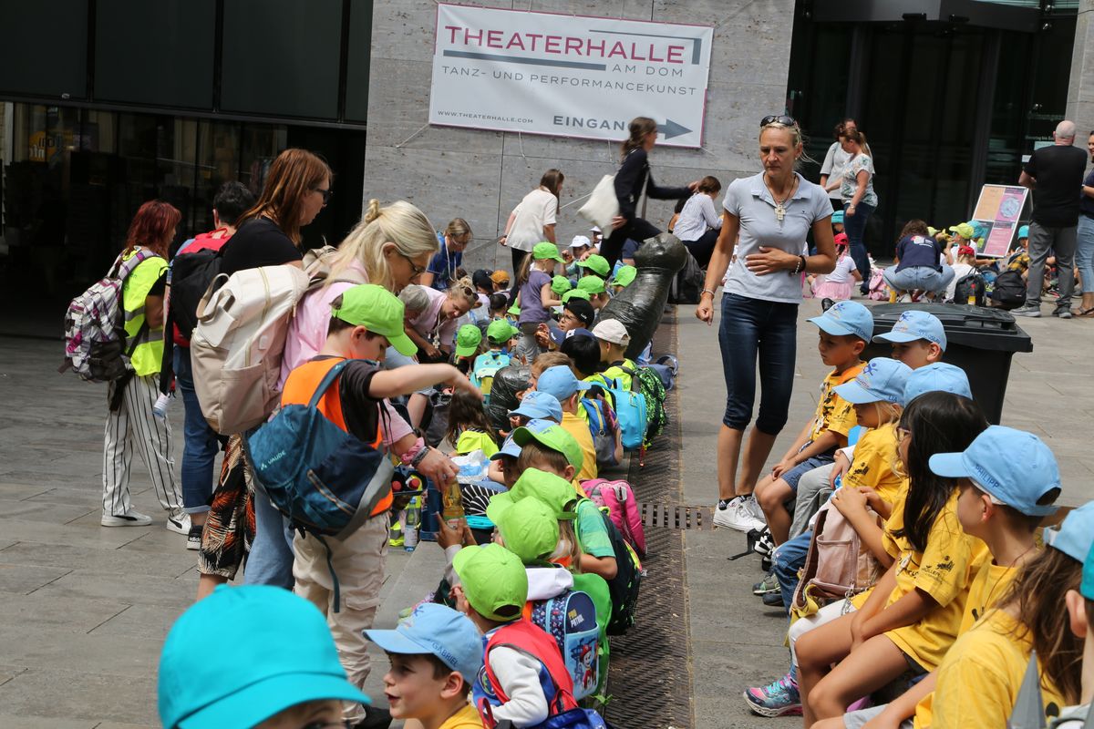 Rund 900 Kindergartenkinder haben am Freitag, 11. Juli, einen Gottesdienst mit Bischof Dr. Franz Jung in der Kirche Sankt Burkard gefeiert. Im Anschluss zogen sie über die Alte Mainbrücke in den Kiliansdom. 
