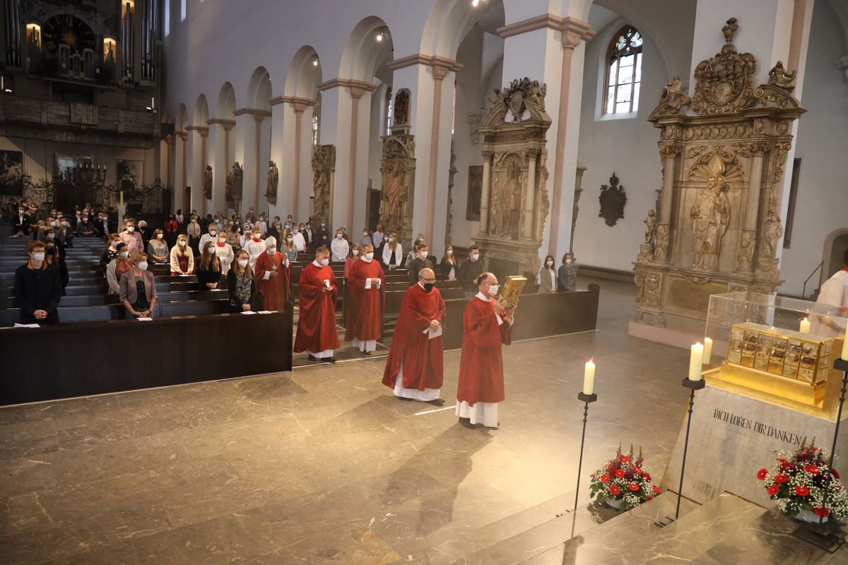 Weihbischof Ulrich Boom hat im Auftrag von Bischof Dr. Franz Jung 33 Frauen und sieben Männern am Freitagabend, 9. Juli, im Kiliansdom die Missio canonica verliehen.