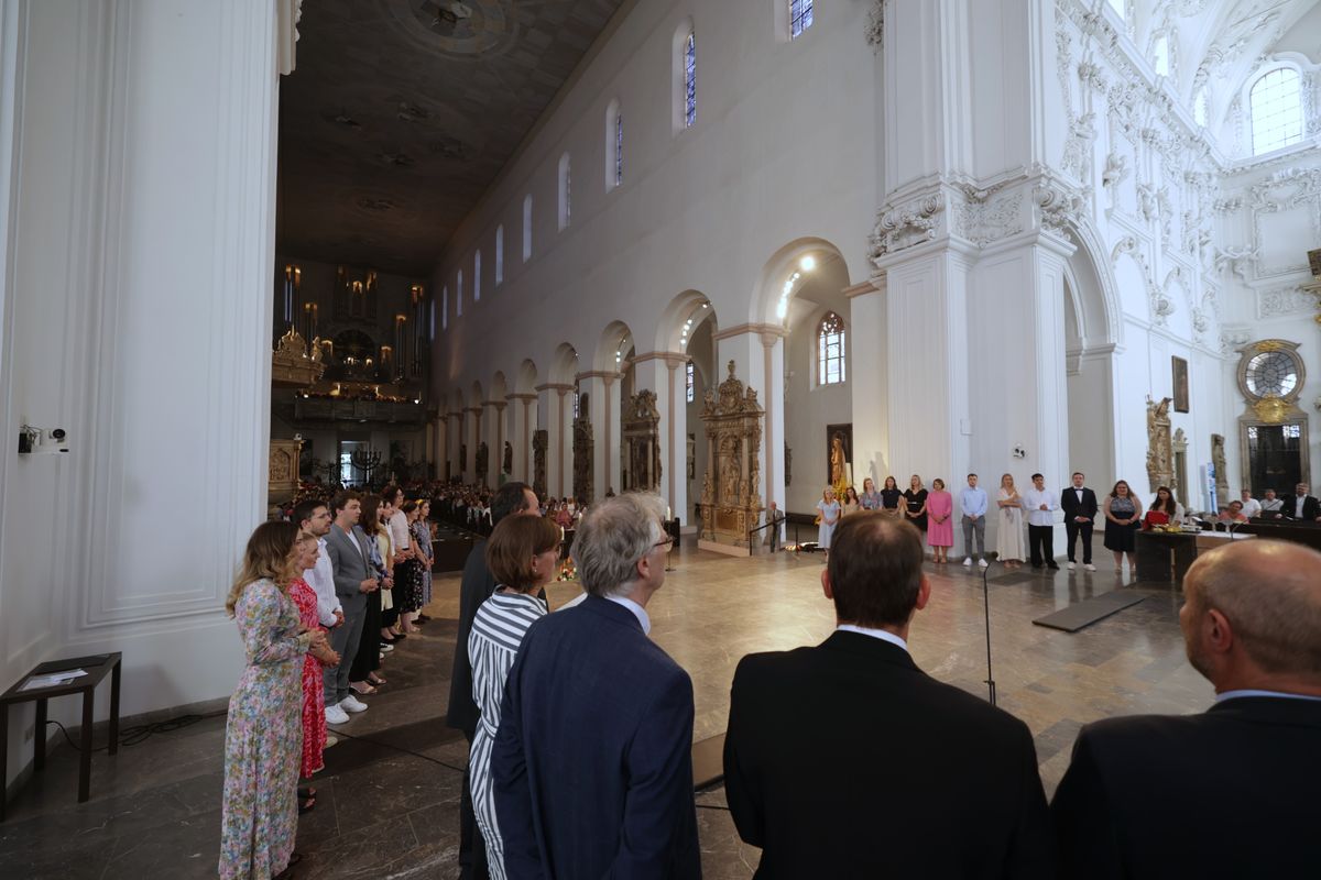 Beim Kiliani-Gottesdienst für die in Schule und Erziehung Tätigen hat Bischof Dr. Franz Jung am Freitag, 11. Juli, im Würzburger Kiliansdom 24 Frauen und Männern die Missio canonica verliehen.