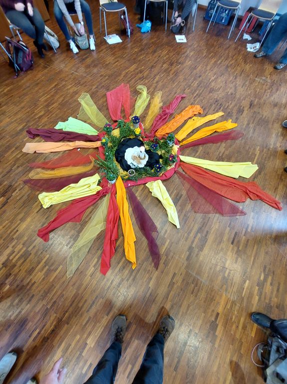 Die besonderen Tage der Karwoche wurden mit großen Bodenbildern greifbar gemacht. Das Foto zeigt das Bodenbild zur Emmausgeschichte.