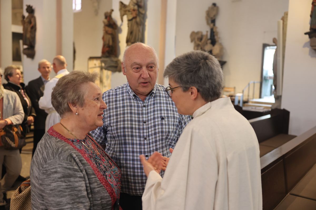 Seelsorgerinnen und Seelsorger spendeten nach dem Gottesdienst den Jubelpaaren individuell den Segen. 