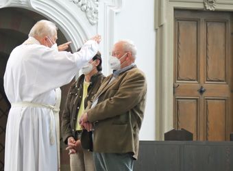 Bischof em. Dr. Friedhelm Hofmann feierte am Mittwochvormittag, 23. Juni, im Kiliansdom einen Pontifikalgottesdienst für Ehejubilare, die in den Jahren 2020 und 2021 auf 50, 60 oder 65 gemeinsame Jahre zurückblicken.
